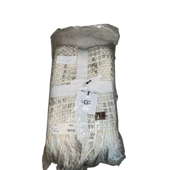 UGG Annora Emilia Fringed Snow Throw Blanket 50 X 70 NWT - Picture 4 of 4